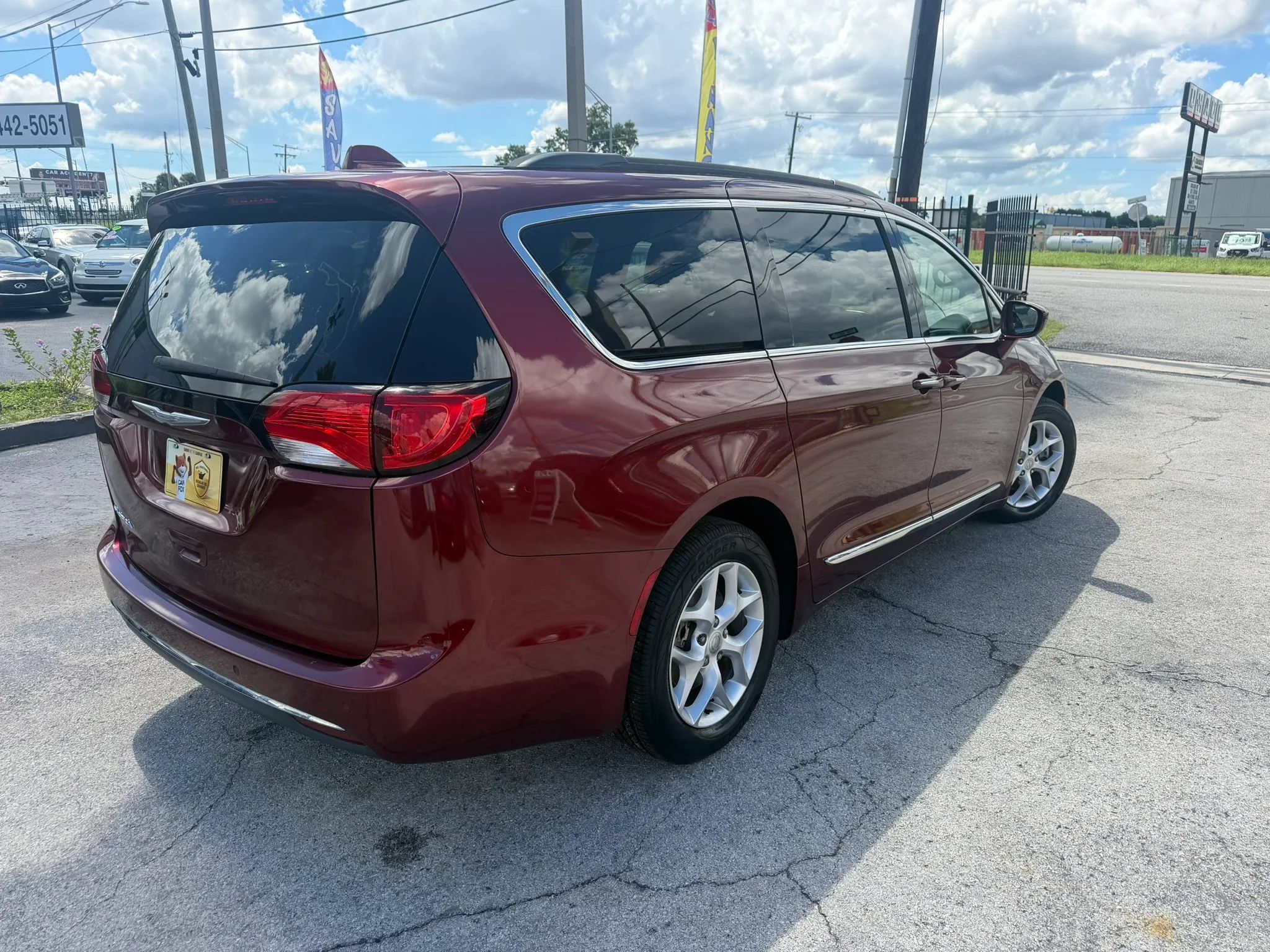 Used 2017 Chrysler Pacifica Touring-L w/ Tire & Wheel Group FWD image 4