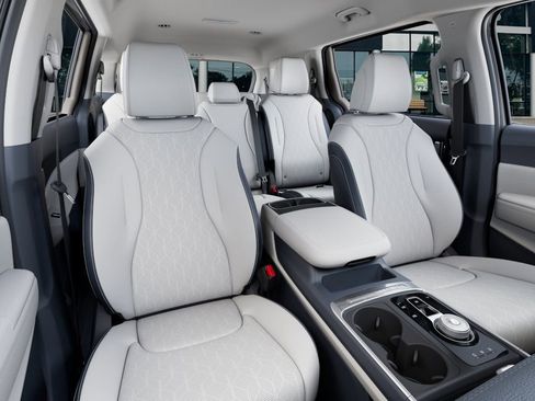 New 2026 Kia Carnival EX image 17