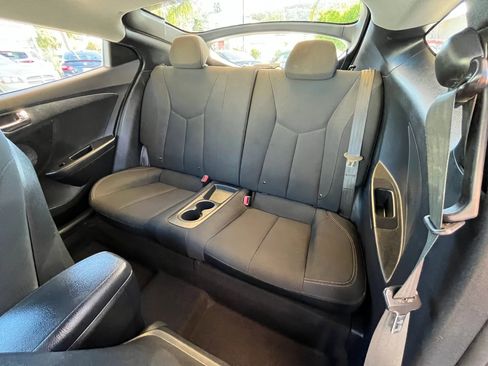 Used 2016 Hyundai Veloster image 13