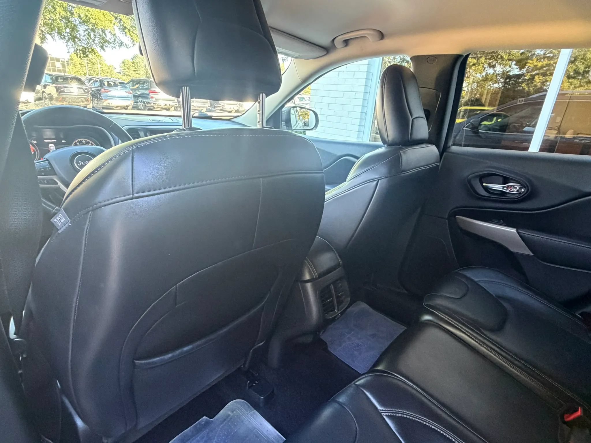 Used 2017 Jeep Cherokee Limited FWD image 23