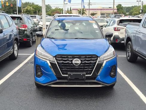 Used 2023 Nissan Kicks SR w/ SR Premium Package FWD image 2