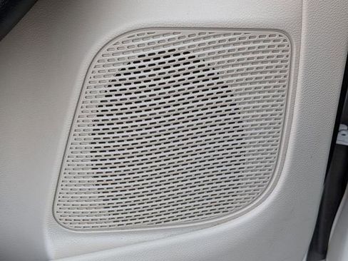 Certified 2024 Chrysler Pacifica Touring-L image 15