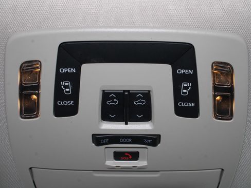 Used 2024 Toyota Sienna LE w/ LE Plus Package image 11