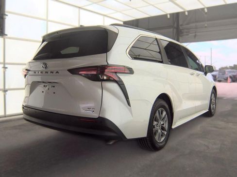 Used 2022 Toyota Sienna XLE w/ XLE Plus Package FWD image 8