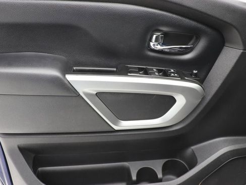 Used 2018 Nissan Titan SV w/ SV Convenience Package image 19