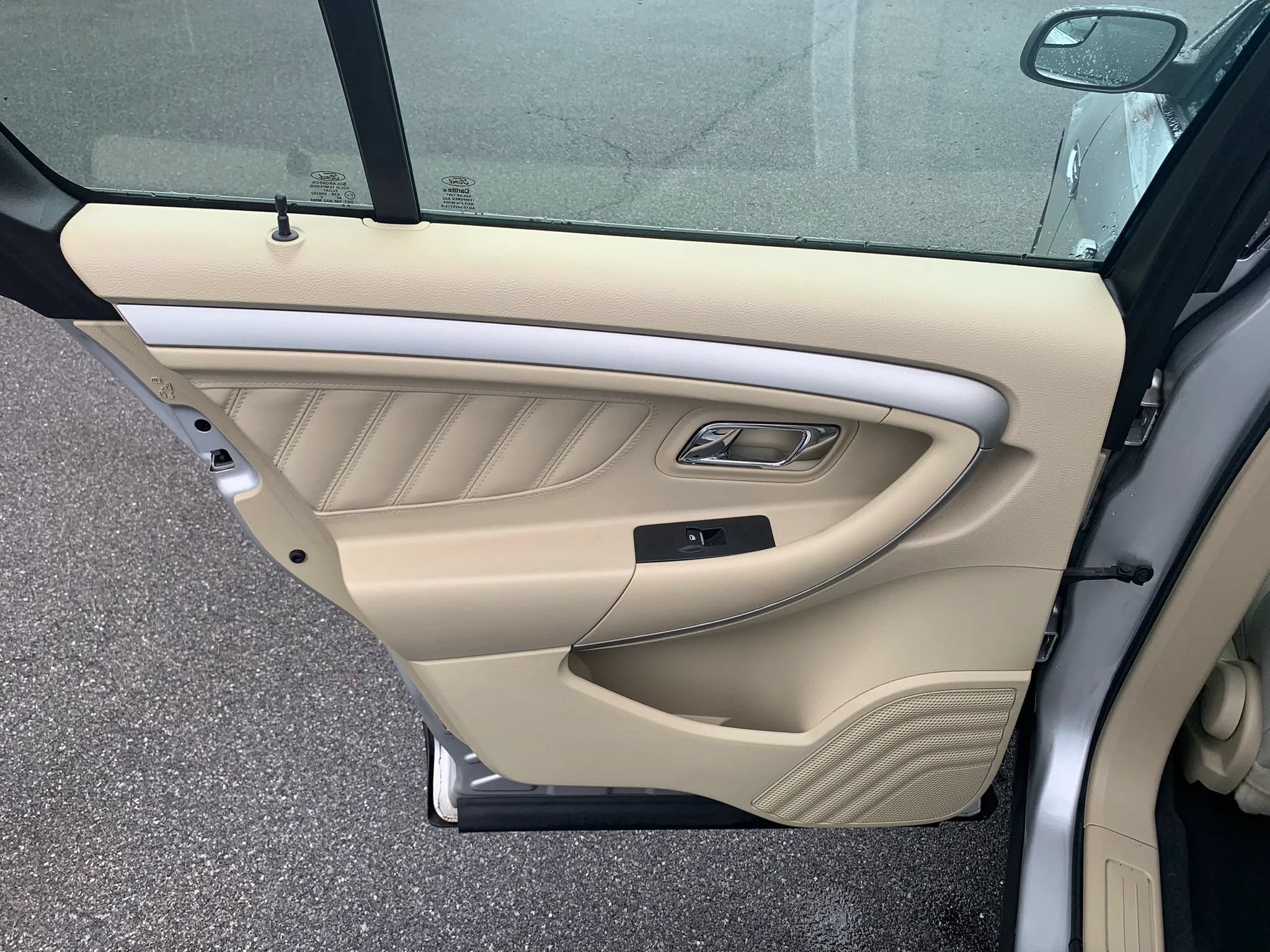 Used 2019 Ford Taurus SE FWD image 24