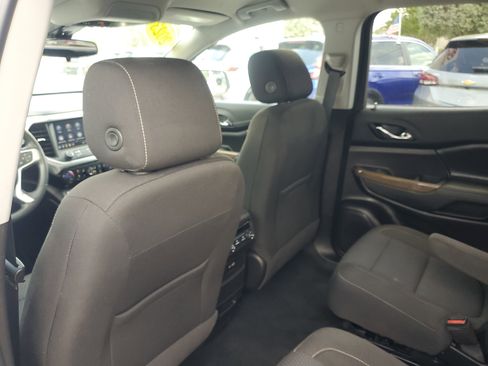 Used 2023 GMC Acadia SLE FWD image 12