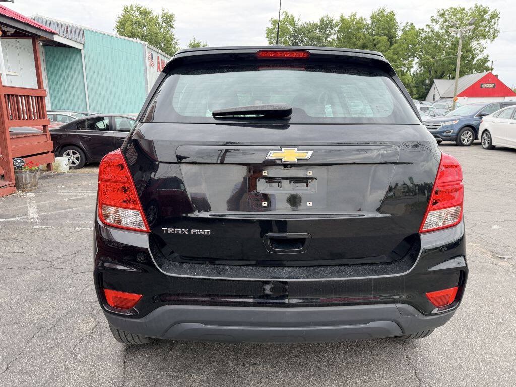 Used 2019 Chevrolet Trax LT w/ Redline Edition FWD image 3