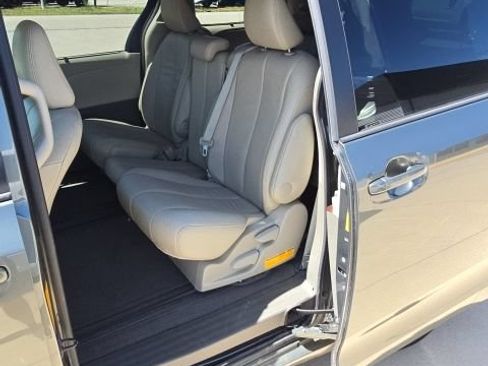 Used 2014 Toyota Sienna XLE FWD image 22