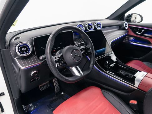 Used 2025 Mercedes-Benz GLC 300 4MATIC image 9