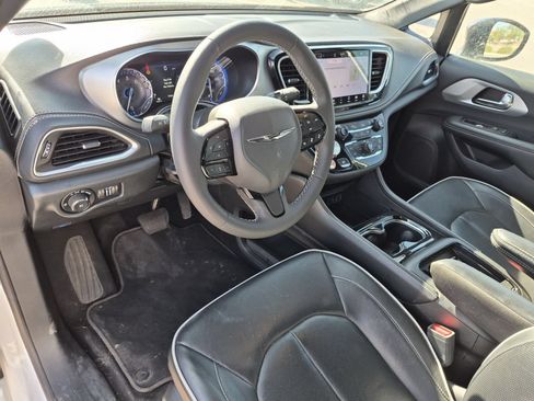 Used 2025 Chrysler Pacifica Limited FWD image 13