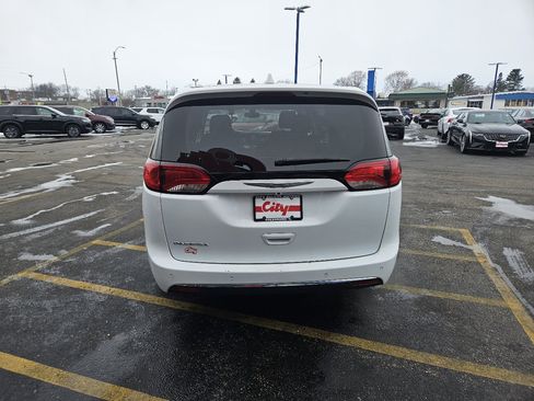 Used 2020 Chrysler Pacifica Touring w/ Cold Weather Group image 5