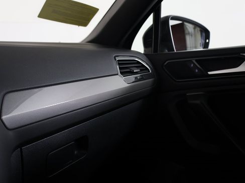 Used 2023 Volkswagen Tiguan SE R-Line image 9