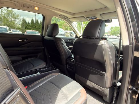Used 2025 Nissan Pathfinder Platinum FWD image 18