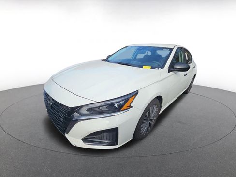 Used 2025 Nissan Altima 2.5 SV image 3