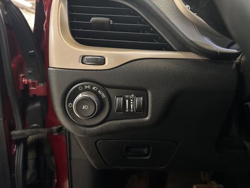 Used 2015 Jeep Cherokee Latitude AWD/4WD image 14
