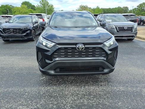 Used 2022 Toyota RAV4 XLE w/ Convenience Package FWD image 2