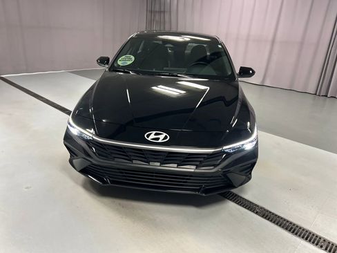 Used 2025 Hyundai Elantra SEL w/ Cargo Package FWD image 2