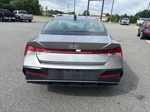 Used 2025 Hyundai Elantra Limited FWD image 7