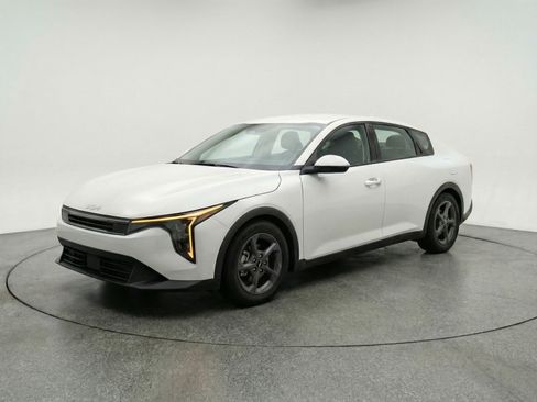 Used 2025 Kia K4 FWD image 3