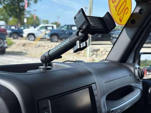 Used 2018 Jeep Wrangler Unlimited Sahara w/ Connectivity Group AWD/4WD image 24