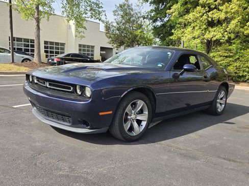 Used 2015 Dodge Challenger SXT image 1
