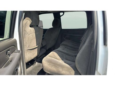 Used 2005 Chevrolet Silverado 2500 LS w/ Heavy-Duty Power Package AWD/4WD image 11