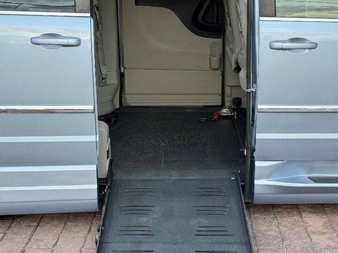Used 2013 Chrysler Town & Country Touring FWD image 16