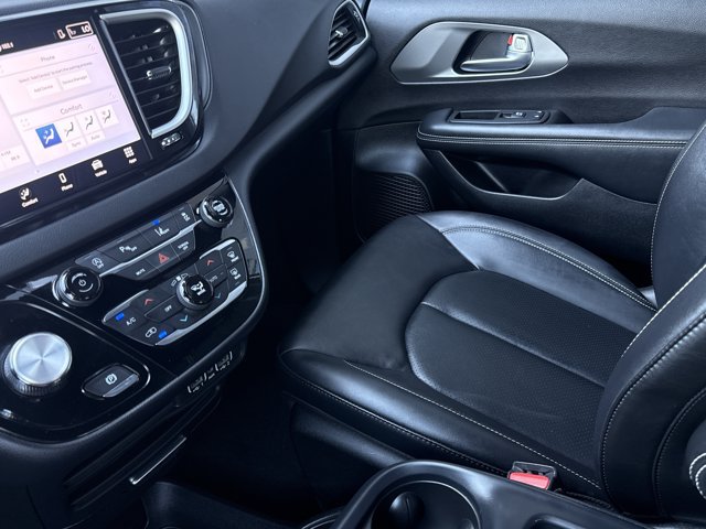 Used 2025 Chrysler Pacifica Select FWD image 21