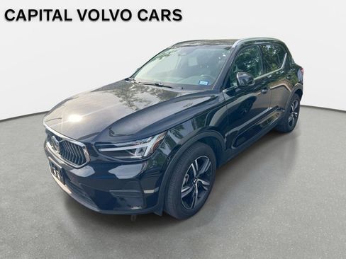 Used 2025 Volvo XC40 B5 Core AWD/4WD image 1