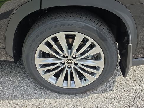 New 2026 Toyota Highlander Platinum AWD/4WD image 35