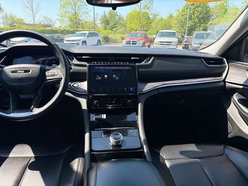 Used 2023 Jeep Grand Cherokee L Limited w/ Black Appearance Package image 19