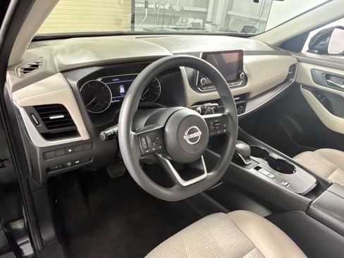 Used 2024 Nissan Rogue SV FWD image 4