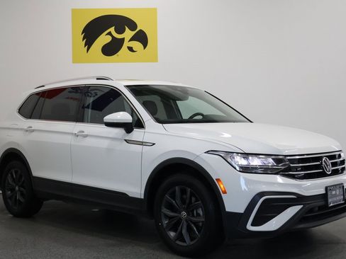 Used 2022 Volkswagen Tiguan SE w/ Panoramic Sunroof Package image 6