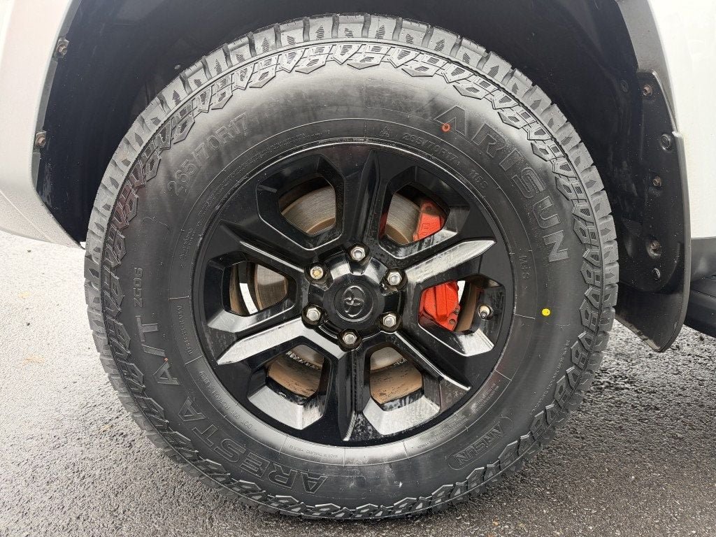 Used 2018 Toyota 4Runner SR5 AWD/4WD image 9