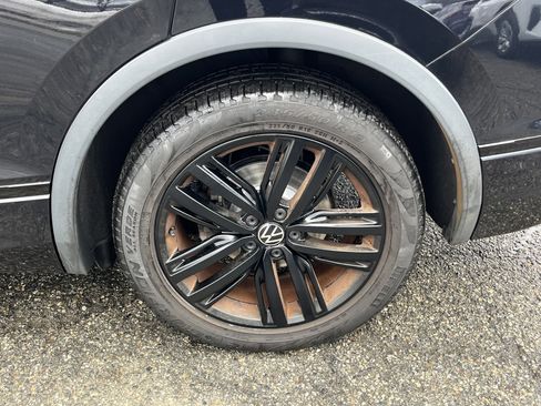 Used 2022 Volkswagen Tiguan SE R-Line image 11