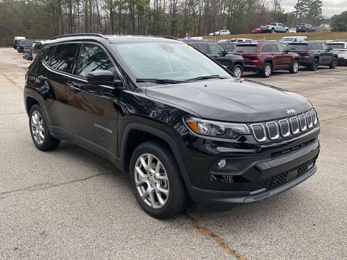 Used 2022 Jeep Compass Latitude image 2