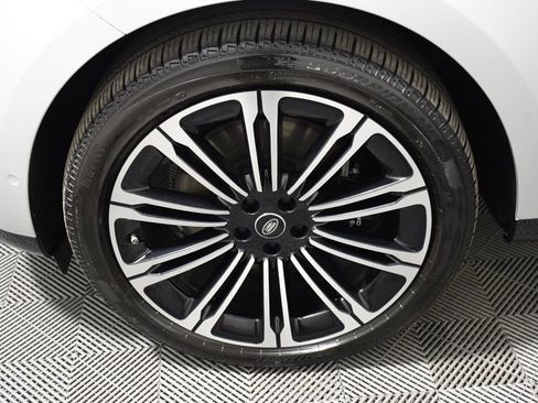 Used 2025 Land Rover Range Rover Long Wheelbase Autobiography image 11