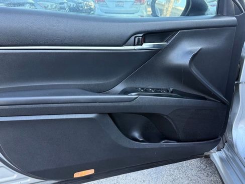 Used 2018 Toyota Camry SE w/ Accessory Appearance Package FWD image 17