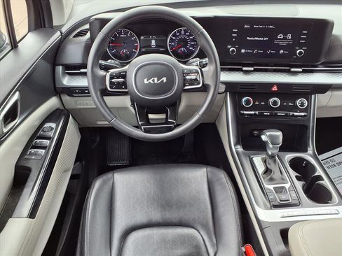 Used 2023 Kia Carnival LX image 3