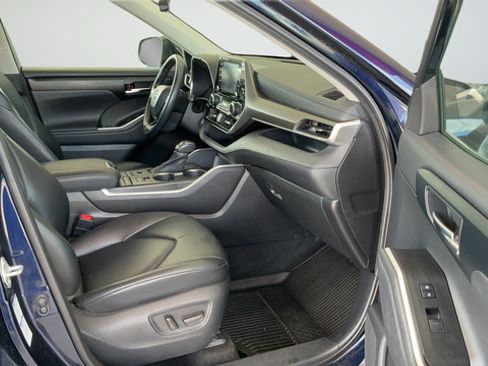 Used 2021 Toyota Highlander XLE AWD/4WD image 23