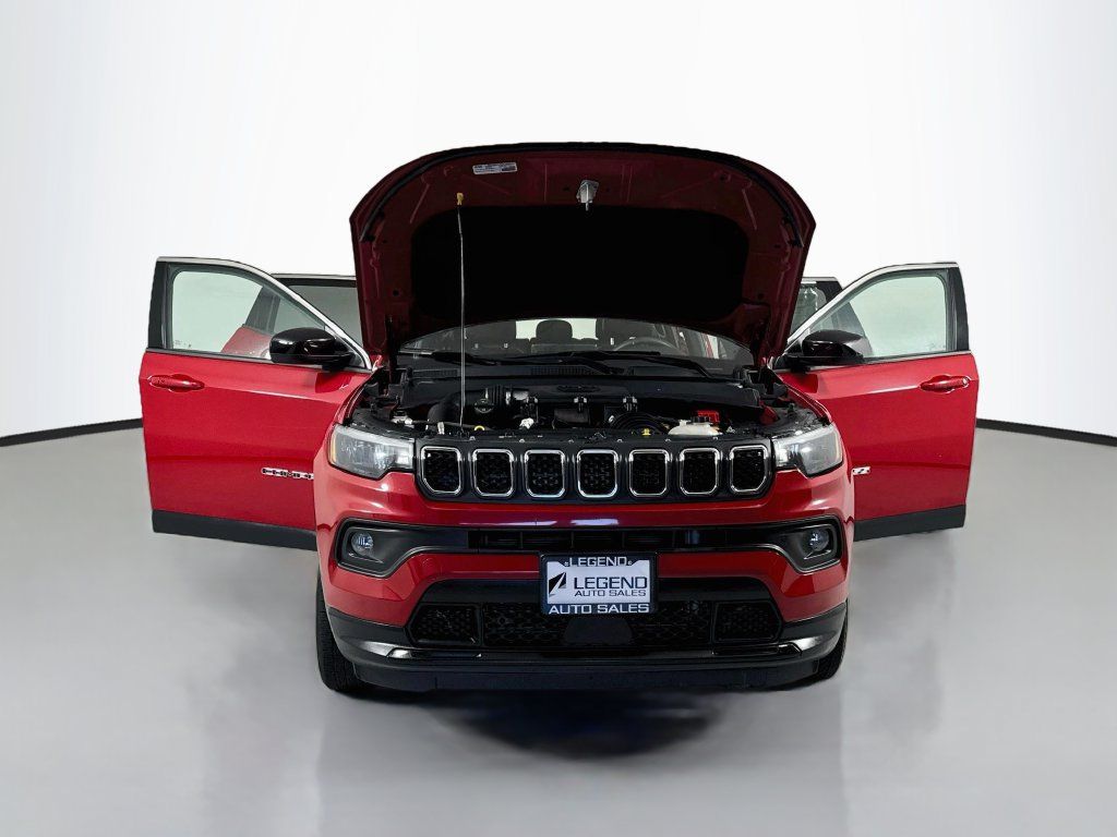 Used 2024 Jeep Compass Latitude AWD/4WD image 16