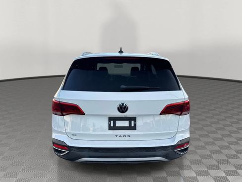 Used 2022 Volkswagen Taos SE w/ Panoramic Sunroof Package image 4