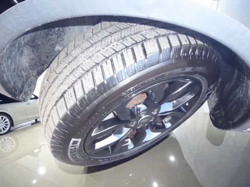 Used 2018 Land Rover Discovery Sport HSE image 24