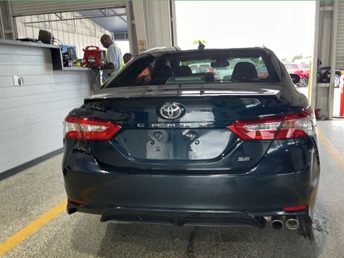 Used 2020 Toyota Camry SE w/ Convenience Package FWD image 3