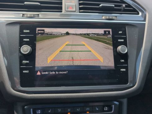 Used 2018 Volkswagen Tiguan SE w/ Panoramic Sunroof Package AWD/4WD image 11
