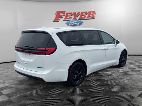 Used 2022 Chrysler Pacifica Touring-L w/ S Appearance Package image 5