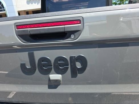 Used 2022 Jeep Gladiator Sport AWD/4WD image 10