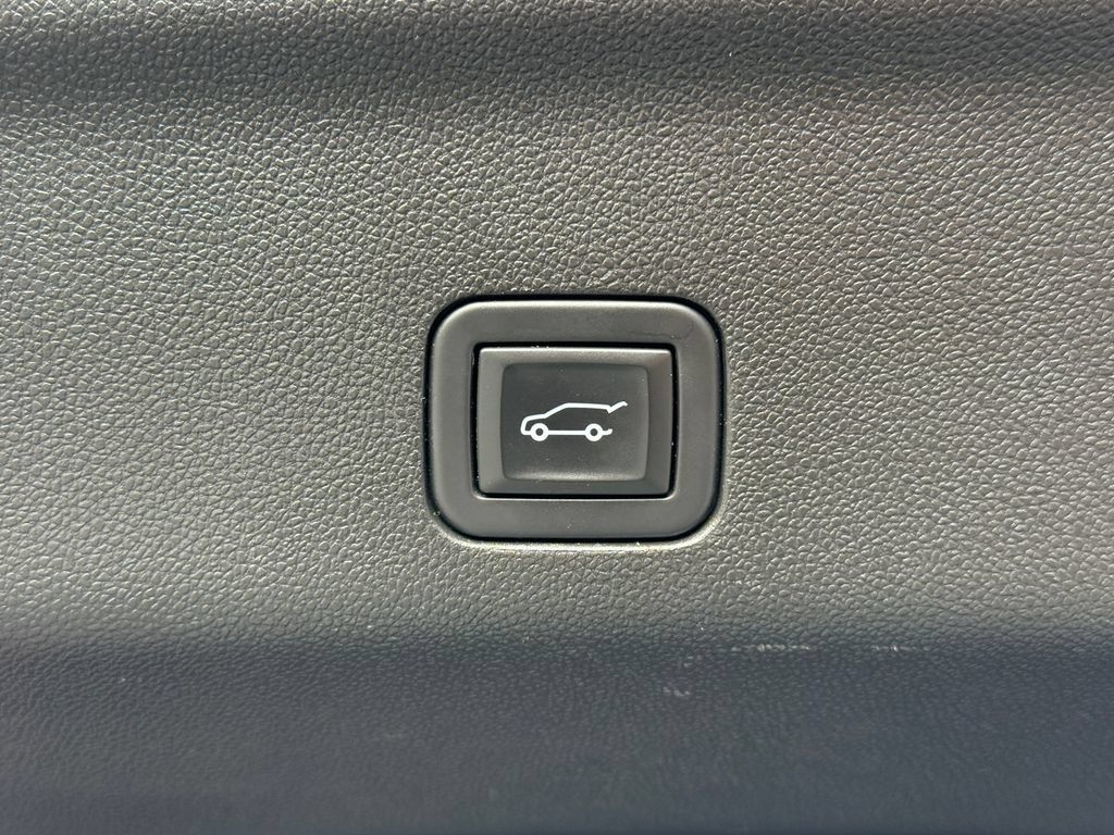 Used 2024 GMC Yukon SLT AWD/4WD image 12