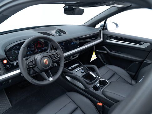 Certified 2026 Porsche Cayenne AWD/4WD image 4